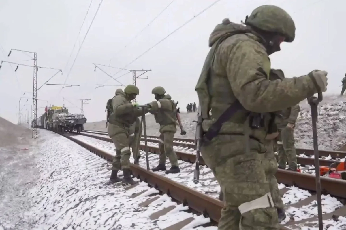 Ремонт повреждённого участка. Фото © Telegram / Минобороны России