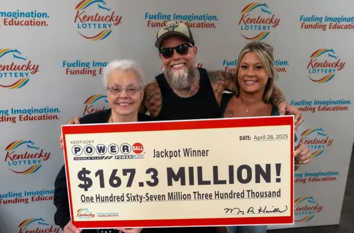 Джеймс Фартинг с матерью сорвал солидный куш. Фото © Kentucky lottery