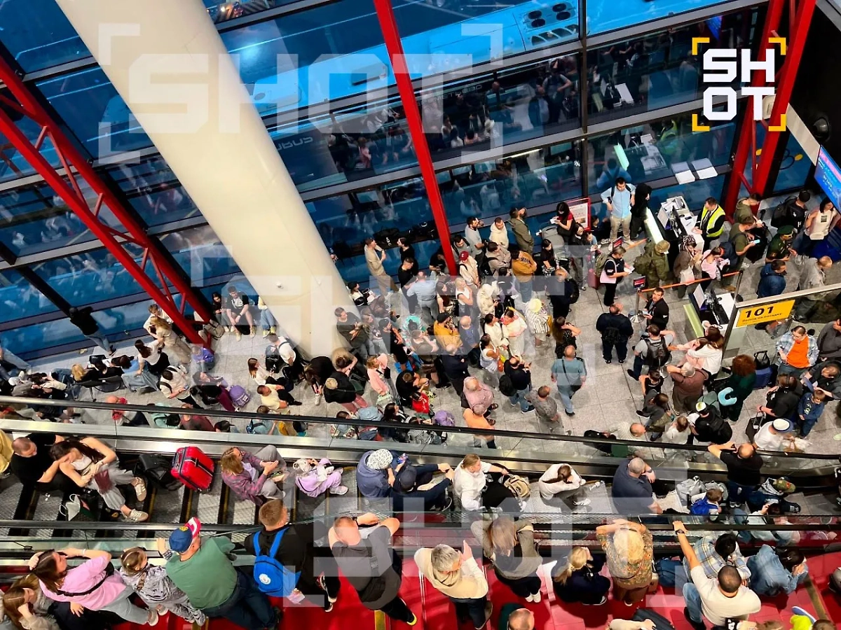 Пассажиры в Пулково в ожидании рейсов. Фото © SHOT