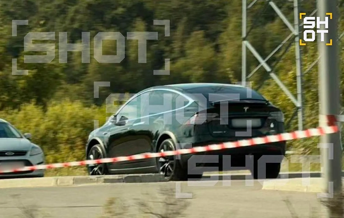 Tesla, возле которой было найдено тело Старовойта. Это парковка рядом с ЖК «Ромашково». До его дома 15 минут езды. Фото © Telegram / SHOT 