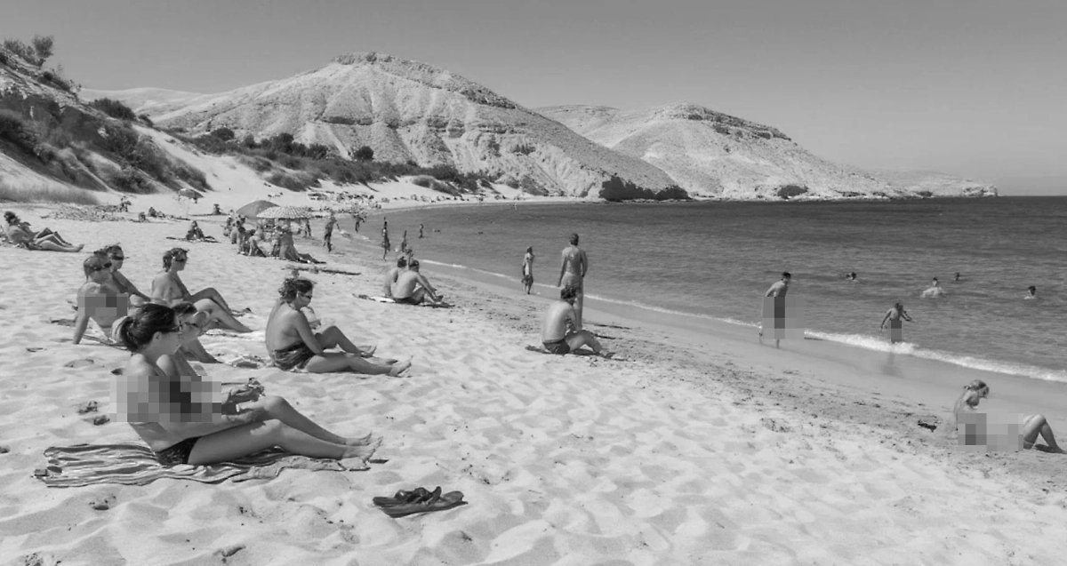 Лисья бухта пользовалась популярностью у нудистов со времён Российской империи. Не сдаёт позиций она и сейчас. Фото © «Шедеврум»