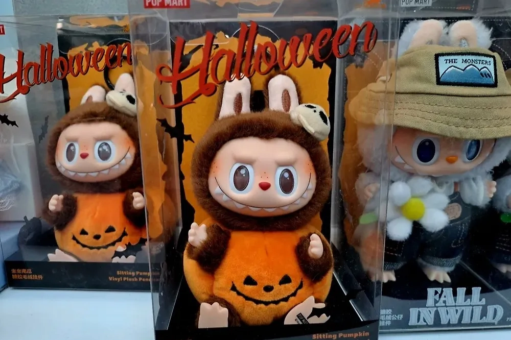 Лабубу впервые появилась в книге комиксов. Но в наше время на комиксах не заработаешь, а вот на коллекционных фигурках — вполне. Фото © Shutterstock / FOTODOM / petanicupu