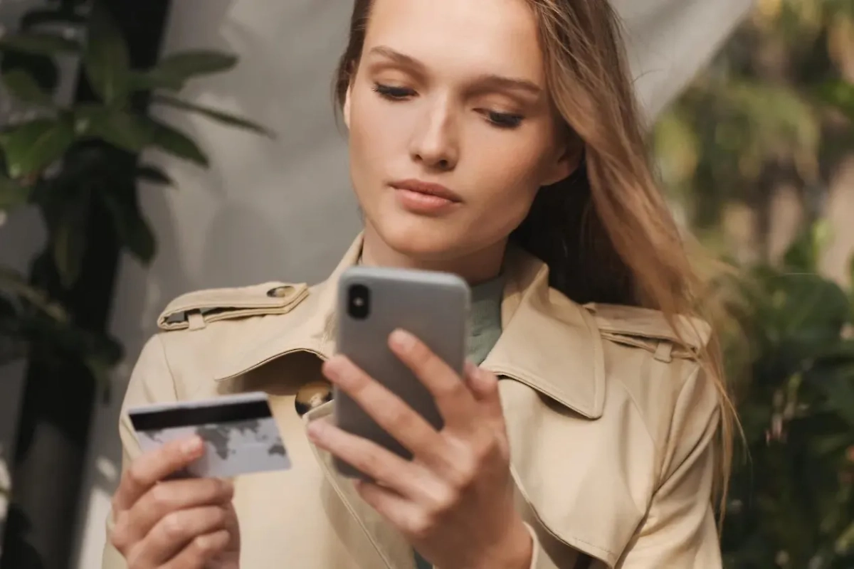 Банк знает о вас всё и может контролировать вас через своё приложение. Фото © Freepik / garetsvisual