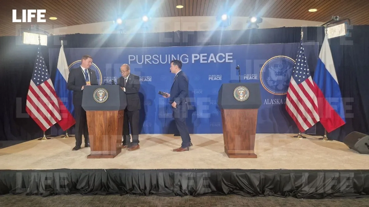 Зал для пресс-конференции Владимира Путина и Дональда Трампа. Фото © Life.ru