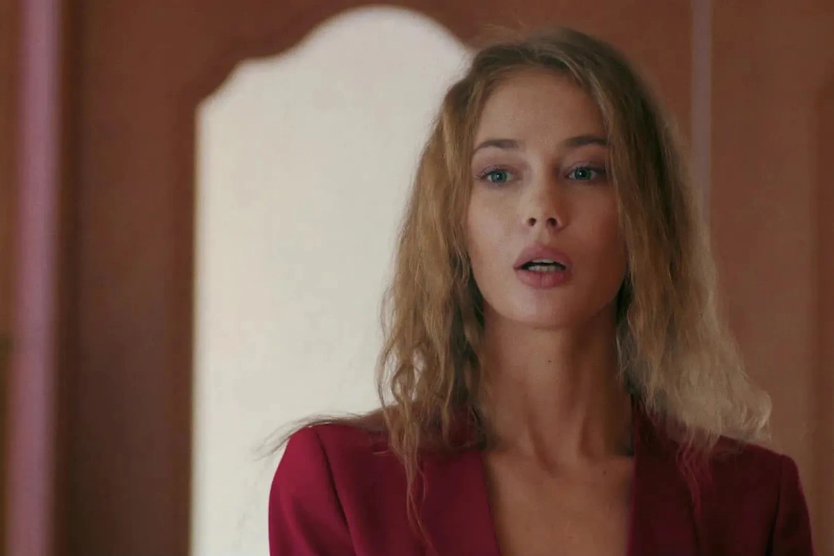 Алёна Смирнова в сериале — типичная обитательница Рублёвки. Одна из типичных, там много подтипов. Фото © «Полицейский с Рублёвки. Снова дома», режиссёр Илья Куликов, сценарист Илья Куликов / Kinopoisk