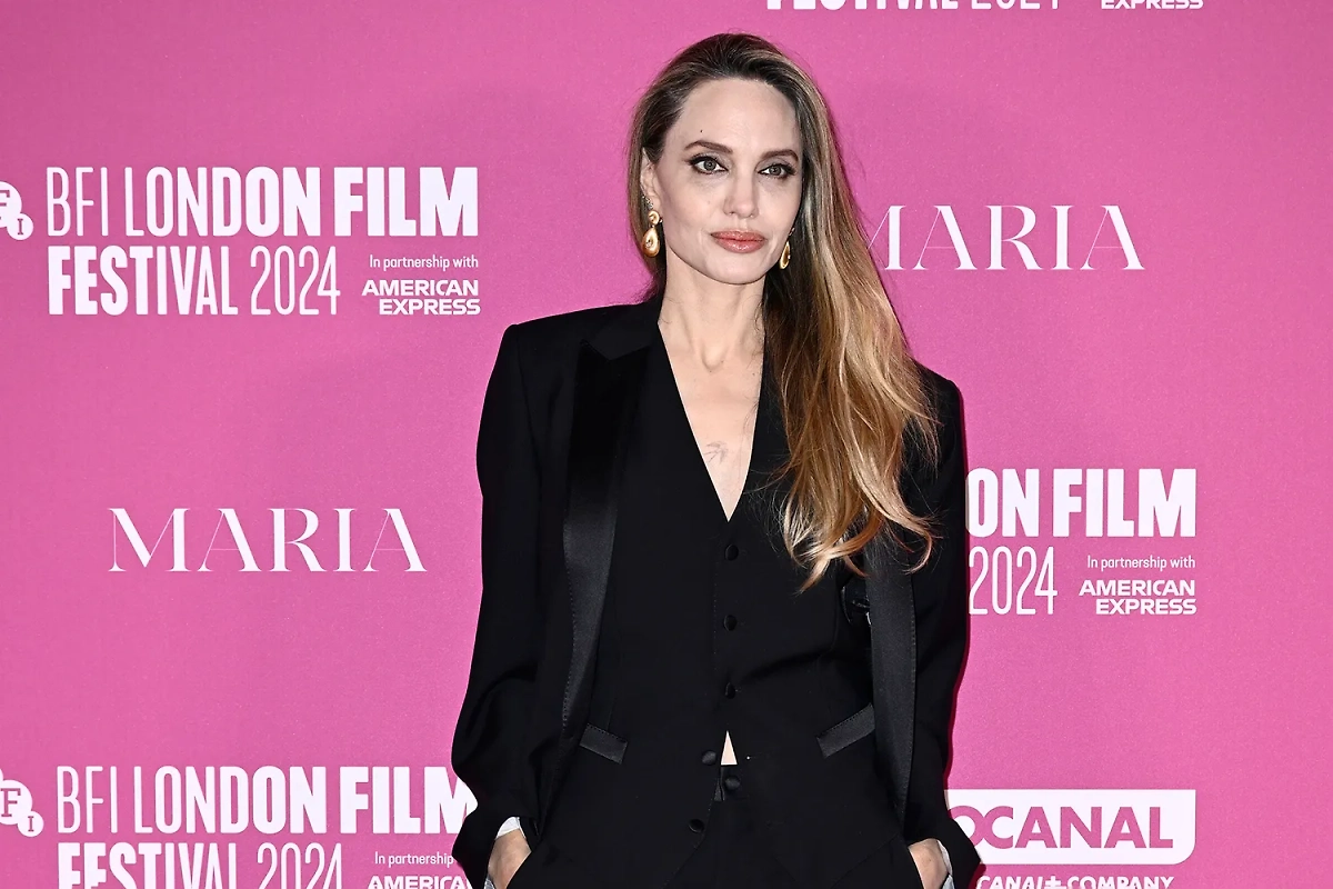 Анджелина Джоли — актриса, меценатка, многодетная мать, одна из самых известных персон в нашем списке. Фото © Getty Images / Mike Marsland