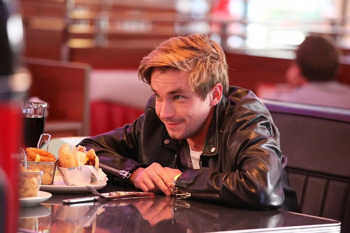 Гриша Измайлов — это и есть тот самый «рублёвский полицейский», модный, стильный, молодёжный. Фото © «Полицейский с Рублёвки», режиссёр Илья Куликов, сценарист Илья Куликов / Kinopoisk