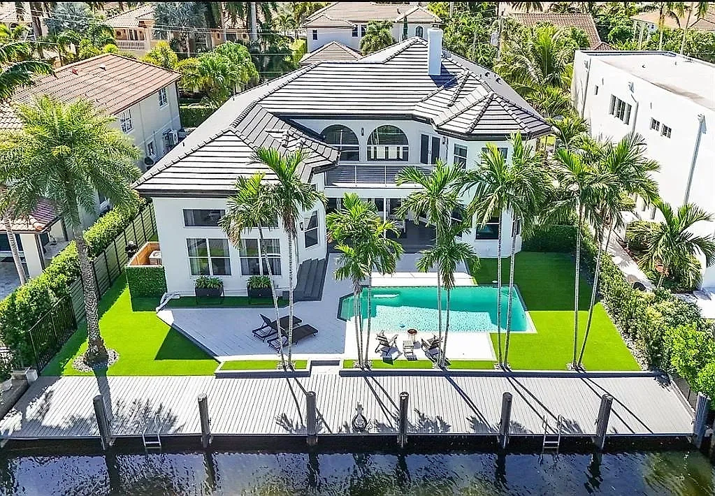 Шикарный особняк в Майами служит юридическим адресом одной из американских фирм Александра Цекало. Фото ©   zillow.com