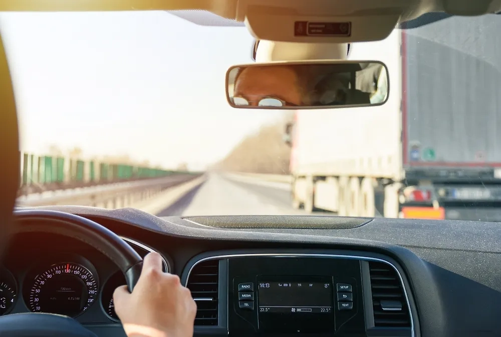 Поправки в ПДД РФ 2025 запрещают обгон в зонах, где видимость ограничена менее чем на 100 метров. Фото © Shutterstock / FOTODOM / osonmez2