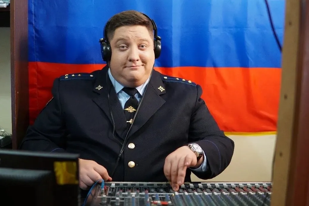 Игорь Валерьевич Мухич — ему 27, он игрив и обаятелен. Один из самых запоминающихся персонажей. Фото © «Полицейский с Рублёвки. Снова дома», режиссёр Илья Куликов, сценарист Илья Куликов / Kinopoisk 