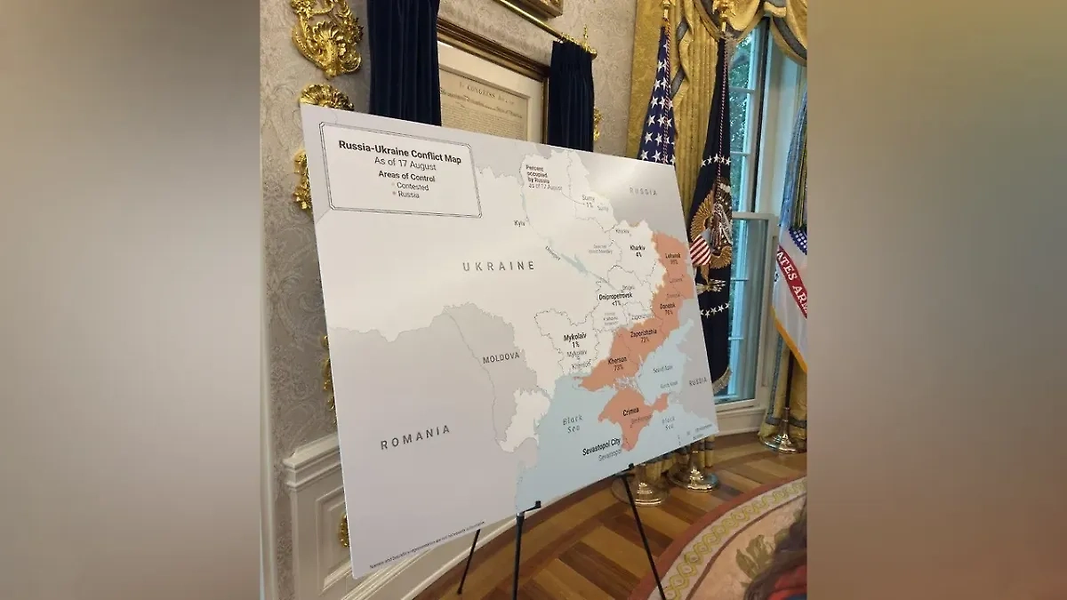 Карта, которую выставили в Овальном кабинете напротив президентского стола перед закрытой частью переговоров Трампа и Зеленского. Скриншот видео. © The White House