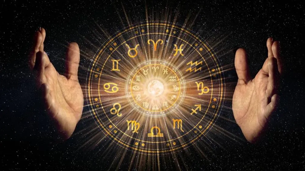 Знак зодиака Водолей, например. Он укрепит своё здоровье. Знак зодиака Козерог — он встретит свою любовь. Фото © Shutterstock / FOTODOM / Thanumporn Thongkongkaew