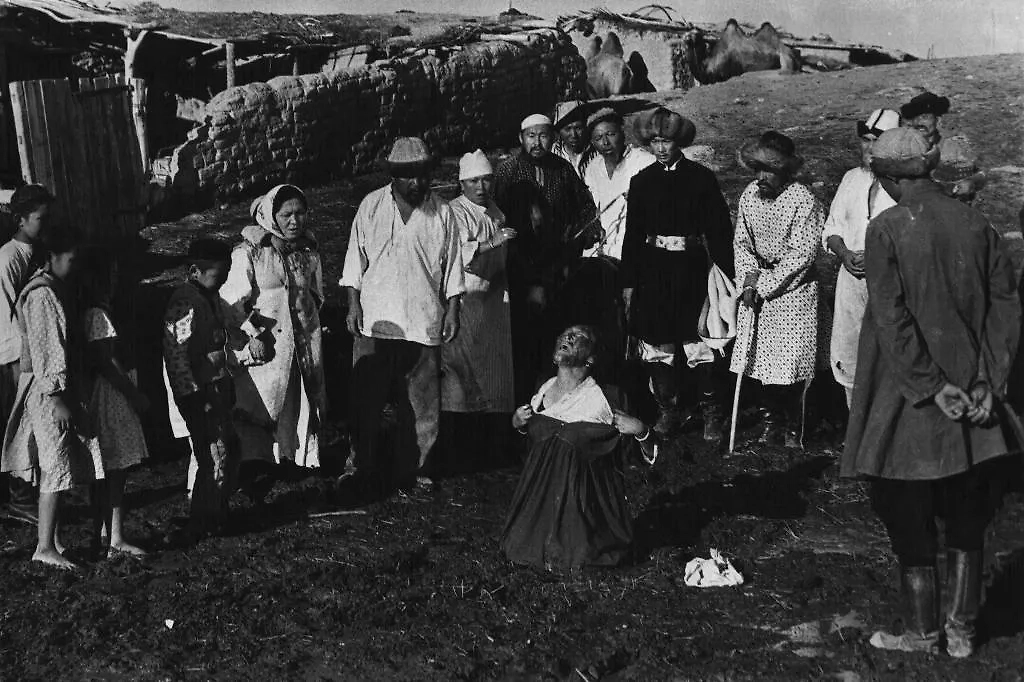 «Первый учитель» — это полнометражный режиссёрский дебют Кончаловского. Фото © Кадр из фильма «Первый учитель», режиссёр Андрей Кончаловский / Kinopoisk