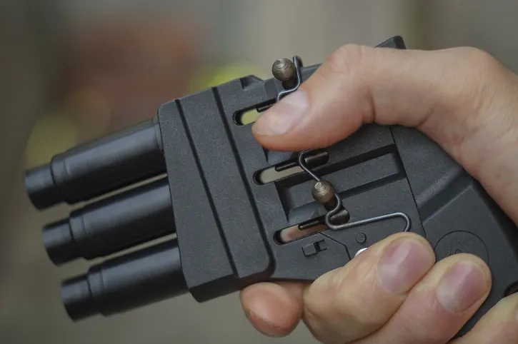 Аэрозольный пистолет — это абсолютно легальное средство самообороны, которое может исполнять как перцовые, так и светошумовые функции. А ещё вы с ним выглядите круто. Фото © Gettyimages / Ivan Reshetnikov