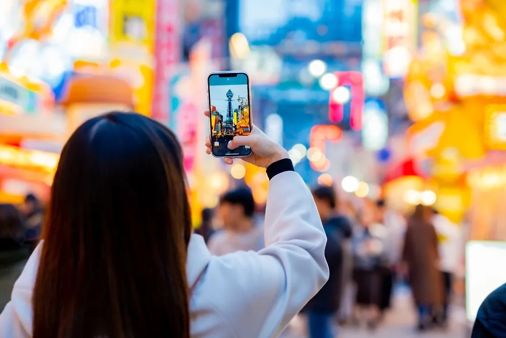 Вывески эксплуатируют не совсем внимание. Всё сложнее. Они эксплуатируют то, что появляется в мозге до внимания. Фото © Shutterstock / FOTODOM / Kingmaya Studio