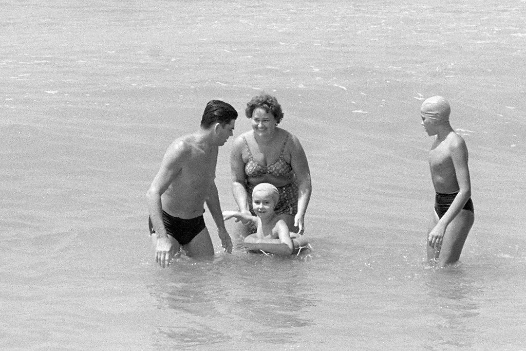 Как одевались на пляже в СССР: эволюция советской курортной моды. Фото © ТАСС / Валентин Черединцев