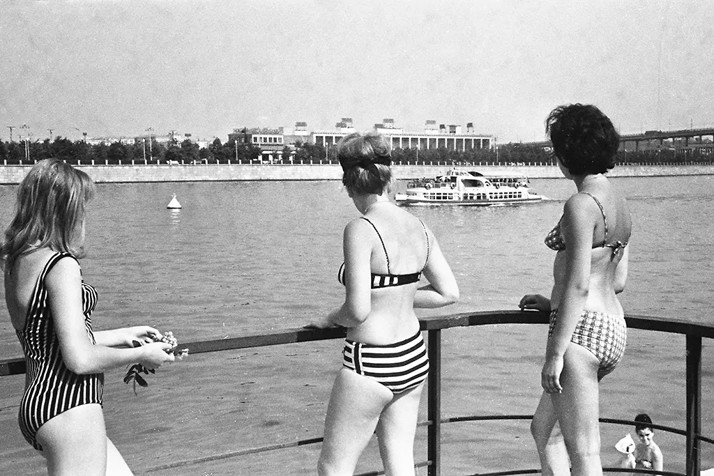 Пляжи СССР: как менялась мода на курортах Советского Союза. Фото © Фотохроника ТАСС