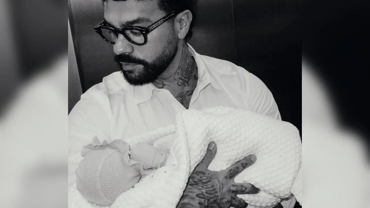 Тимати с новорожденной дочерью. Фото © Instagram (признан экстремистской организацией и запрещён на территории Российской Федерации)/ timatiofficial