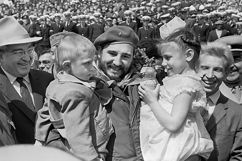Визит Фиделя Кастро в СССР, 1963 год. Команданте покорил сердца советских граждан от мала до велика. Фото © ТАСС / Владимир Савостьянов