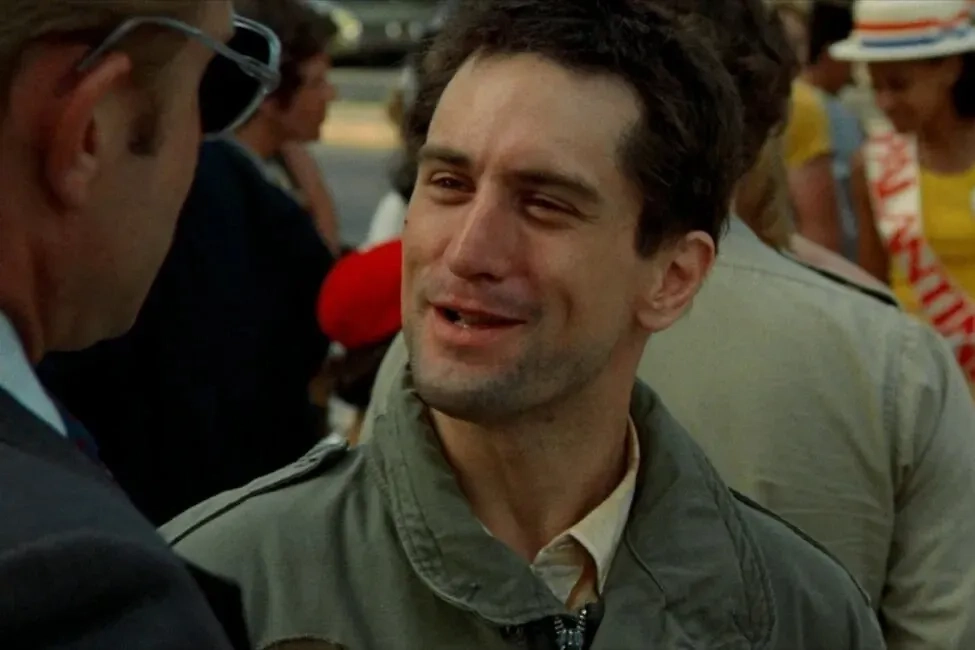 Мы в самом начале статьи говорили о ПТСР, и вот оно собственной персоной, «Таксист» Мартина Скорсезе! Фото © фильм «Таксист», режиссёр Мартин Скорсезе, сценарист Пол Шредер / Kinopoisk