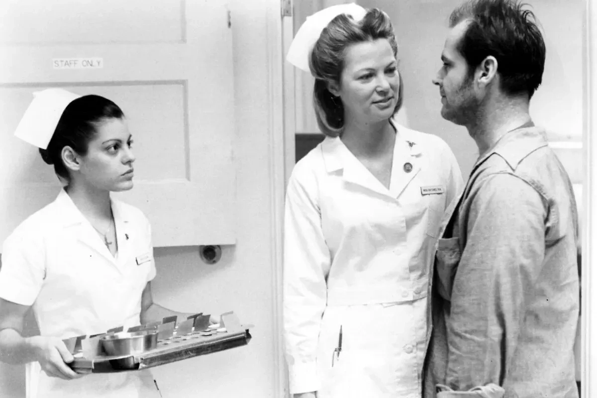 «Пролетая над гнездом кукушки» — это культовая история. И фильм, и роман стали живой классикой. Фото © фильм «Пролетая над гнездом кукушки», режиссёр Милош Форман, сценаристы Кен Кизи и др. / Kinopoisk