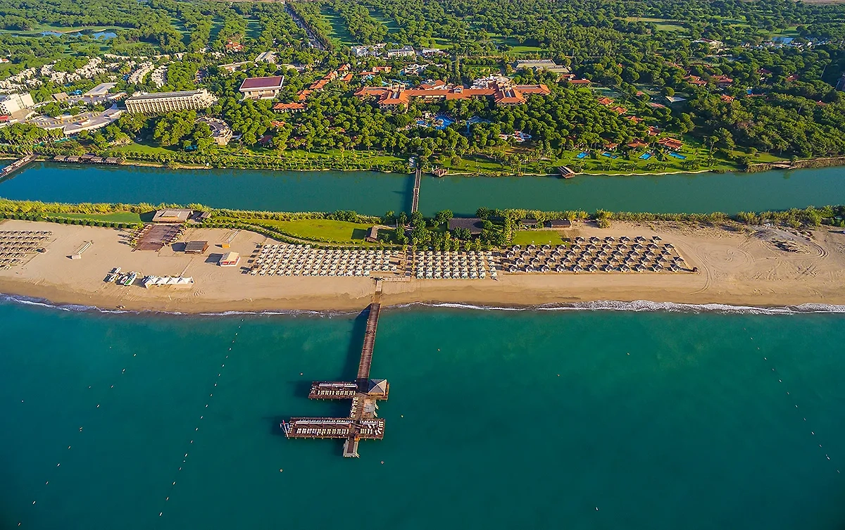 Gloria Golf Resort – люксовый отель, расположенный в живописном районе Турции, всего в 7 км от Белека и в 40 км от аэропорта Анталии. Фото © gloria.com.tr