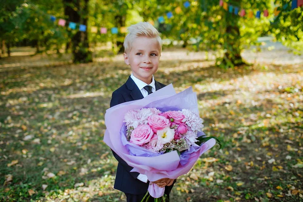 Букеты учителям на 1 Сентября 2025 г. — как сэкономить и какой выбрать. Фото © Shutterstock / FOTODOM / Alina Tanya