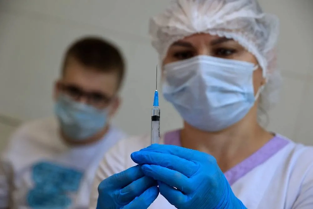 Вакцинация от ковида просто неоходима, старайтесь делать её каждый год. «Спутник» защищает от COVID. Фото © ТАСС / Дмитрий Рогулин