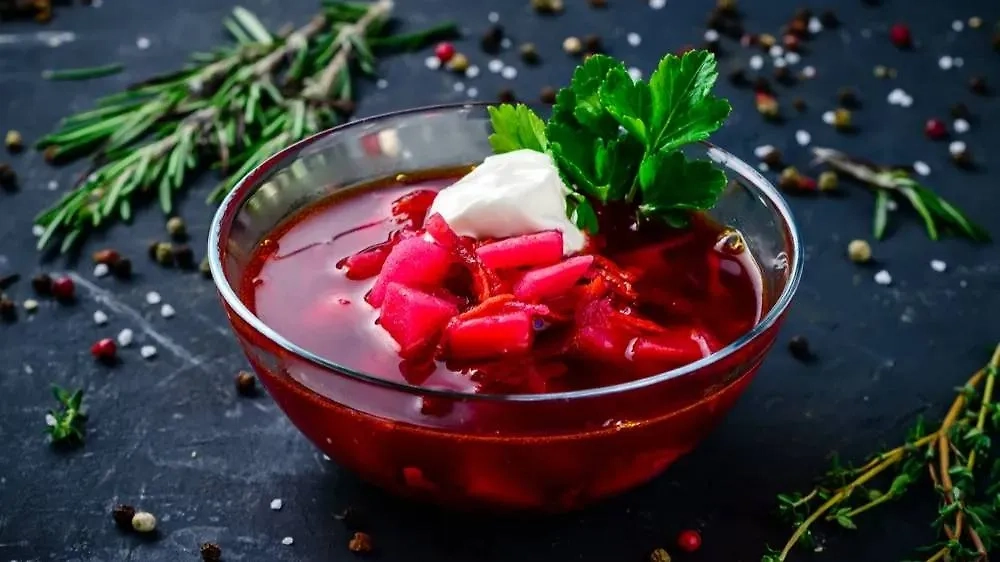 Все варят борщ по-разному. Где-то он до сих пор зелёный. Но зато приготовлен с душой. Фото © Shutterstock / FOTODOM / smspsy