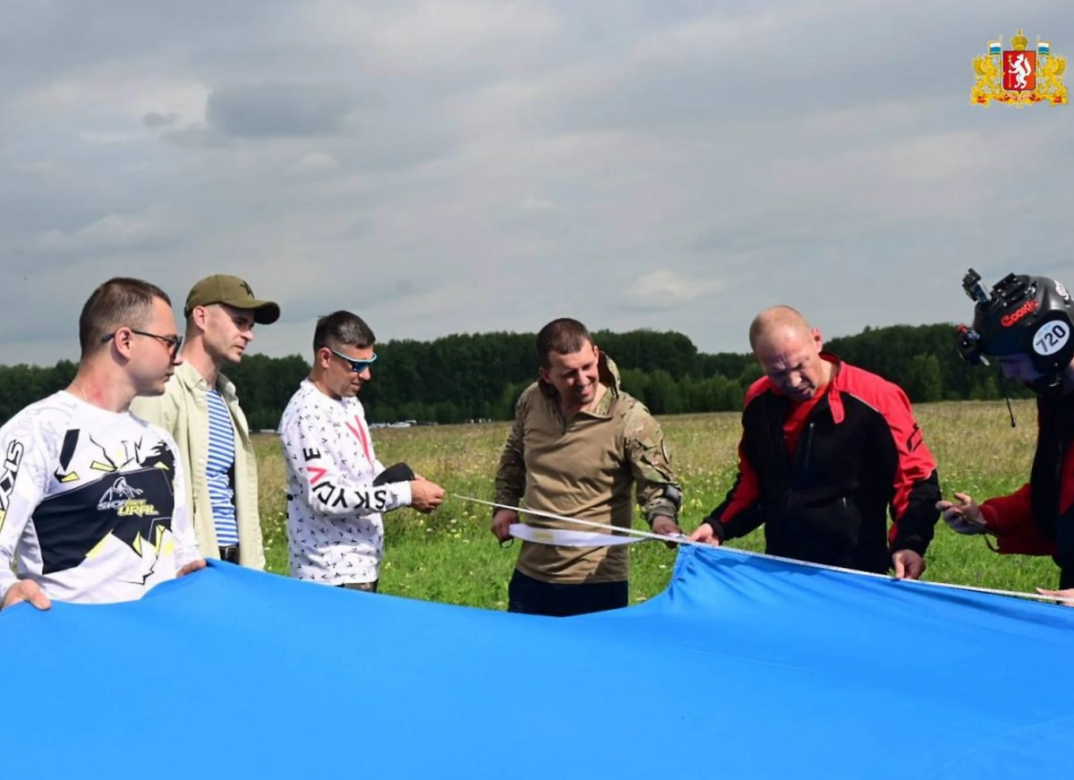 Самый большой флаг ВДВ раскрыли на Урале. Фото © Telegram / Свердловская область