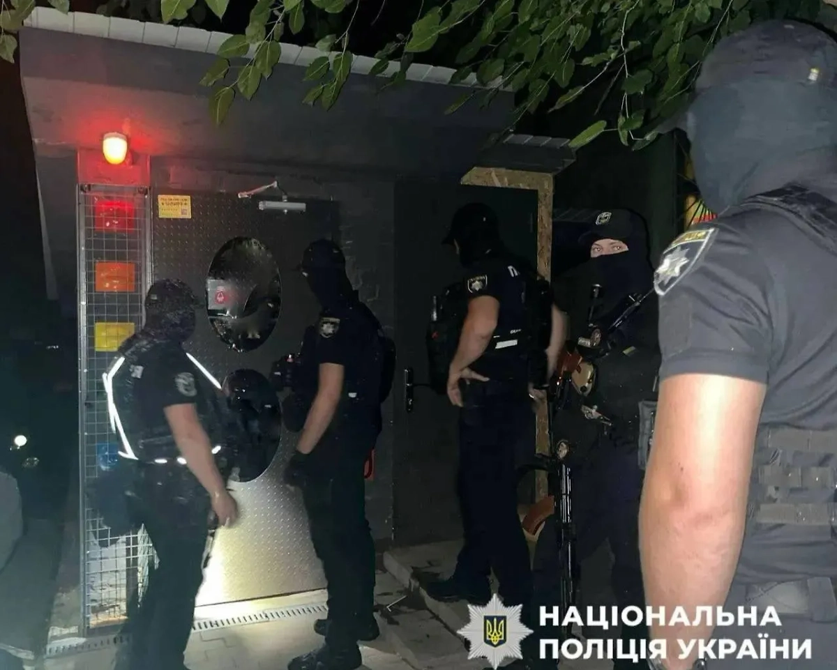 Полицейские требовали открыть дверь. Фото © Полиция Украины
