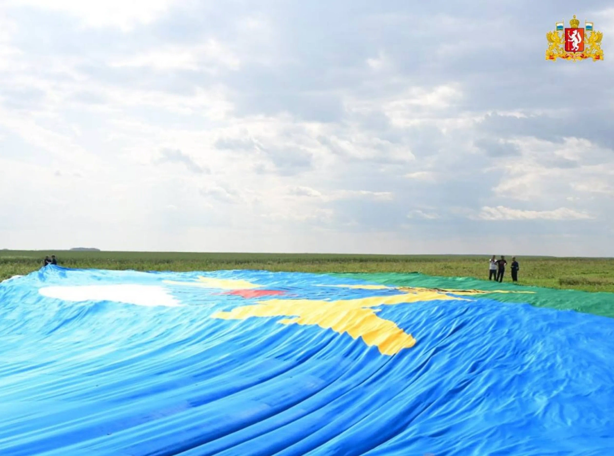 На Урале в небо подняли огромный флаг ВДВ. Фото © Telegram / Свердловская область