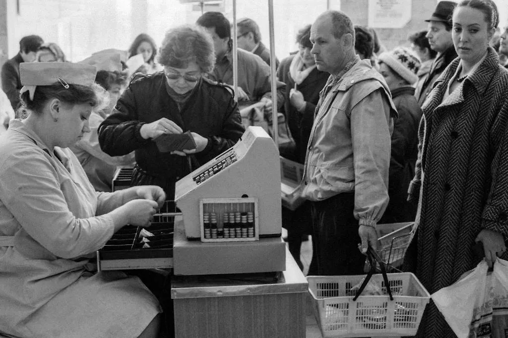 Да, механические кассы фирмы «Ока» дожили до наших дней. Легально их использовать не получится, но поиграть в продавца можно вполне. Фото © ТАСС / Фотохроника ТАСС / Павел Максимов