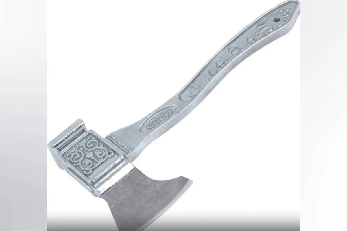 Даже если в вашей семье уже поколениями не отбивают мясо, эту штуку стоит держать при себе хотя бы ради красоты. Фото © RuTube / Стройка Вдохновения