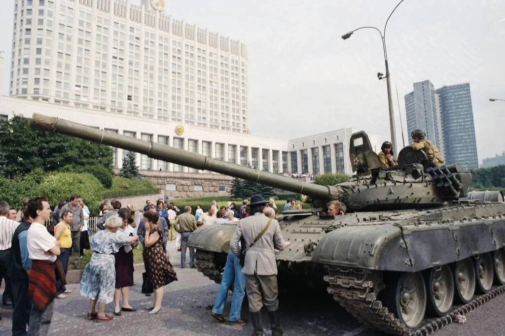 Танк у Дома Советов РСФСР в августе 1991 года. Фото © ТАСС / Геннадий Хамель, Виталий Созинов
