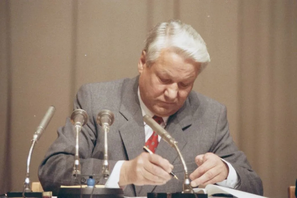 Борис Ельцин во время провала ГКЧП приобрёл поддержку. Фото © ТАСС / Дмитрий Соколов