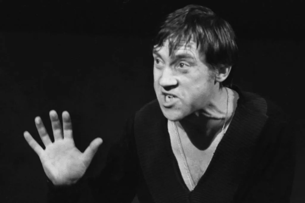 По стихам и песням Высоцкого сразу понятно, что те обращены к друзьям. Его слушатели сразу это чувствуют и сами заводят дружбу с поэтом. Фото © ТАСС / Виктор Великжанин