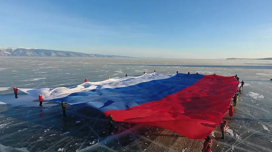 На Байкале развернули флаг России, причём самый большой в истории озера. Фото © АНО Книга Рекордов России