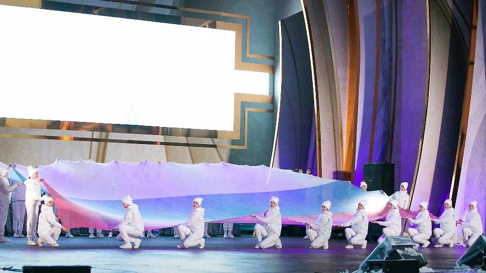 Оренбургский платок — легендарное вязаное изделие, которое прославило родной город. Теперь оно в цветах флага России. Фото © АНО Книга Рекордов России