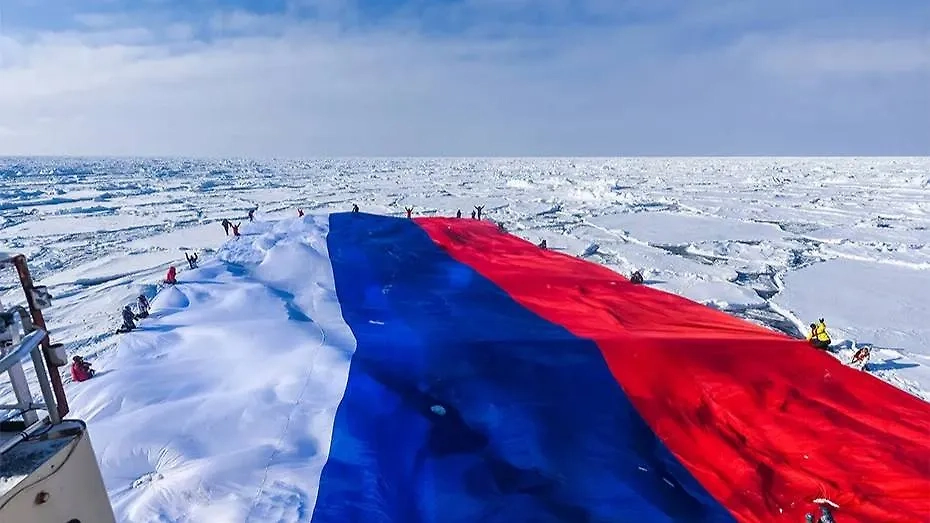 Самый большой флаг России на дрейфующих льдах развернули на Северном полюсе. Фото © АНО Книга Рекордов России