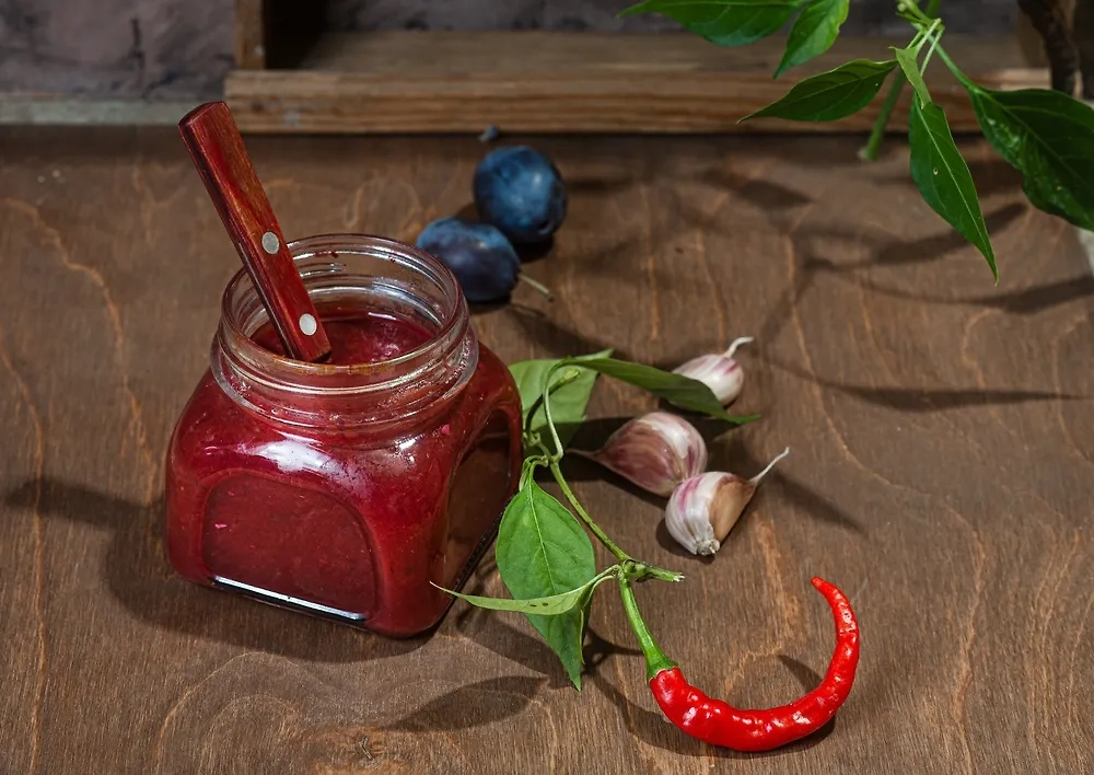 Соус ткемали из слив — как приготовить. Фото © Shutterstock / FOTODOM / Nadezhda.Photo