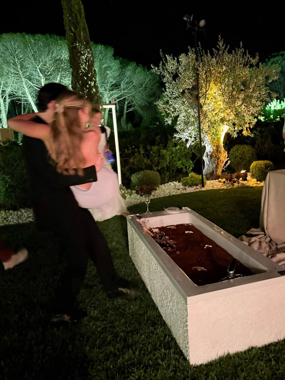 Павел Дуров несёт Юлию Вавилову в ванну с тирамису. Фото © Telegram / Vavia's