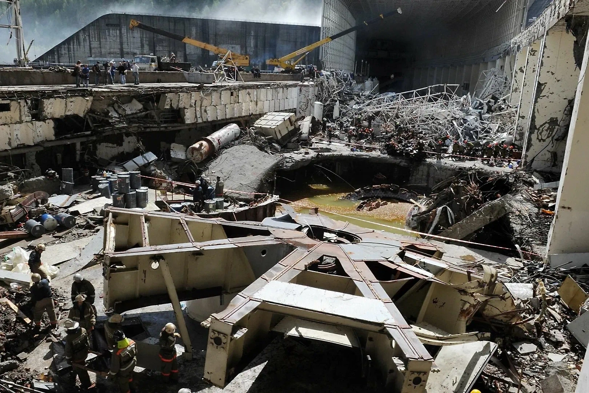 Авария на Саяно-Шушенской ГЭС случилась в августе 2009 года. На следующий год после войны. Фото © Wikipedia / Mchs.gov.ru