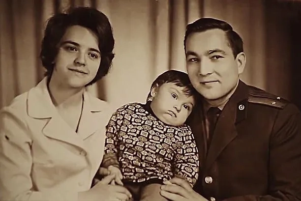 Семья пограничника Горшенёва воспитала рок-бунтаря. Фото © VK / Король и Шут. Памяти Михаила Горшенева