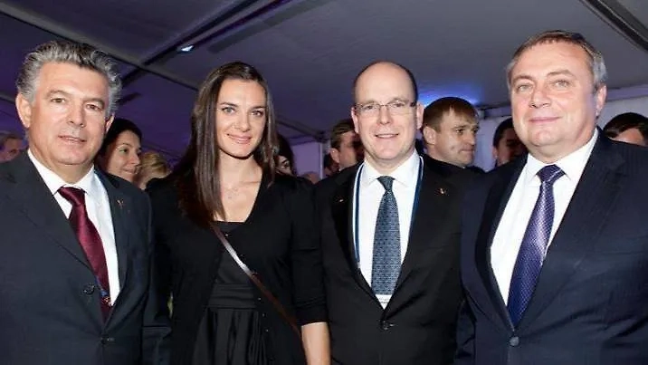 Слева направо: Жоэль Бузу, Елена Исинбаева, князь Монако Альбер II и мэр  Сочи Анатолий Пахомов. Фото © Facebook (признан экстремистской организацией и  запрещён на территории Российской Федерации) / Yelena Isinbaeva