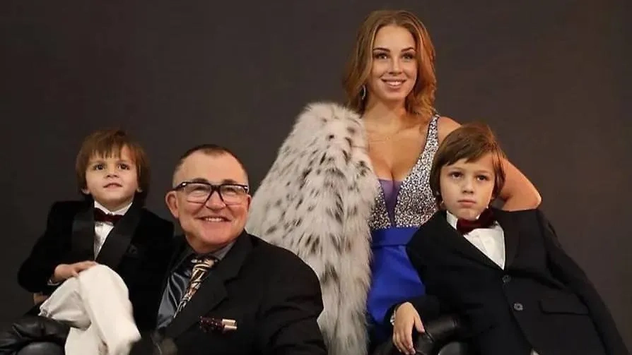 Дмитрий и Полина Дибровы с детьми. Фото © Telegram / Хуже и не скажешь