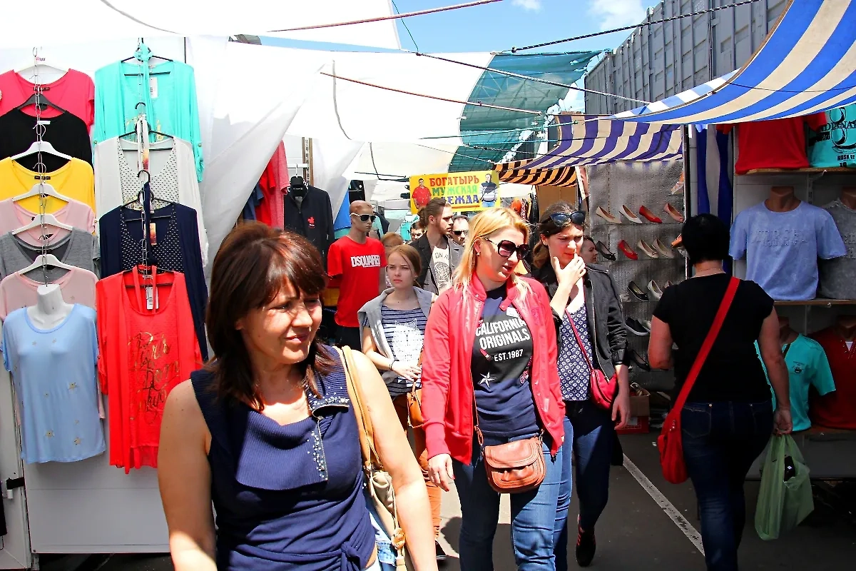 А если нет разницы, то зачем платить больше? «Черкизон» выгодно отличался от маркетплейсов тем, что «шмот» можно было потрогать. Фото ©  Shutterstock / FOTODOM / AJSTUDIO PHOTOGRAPH