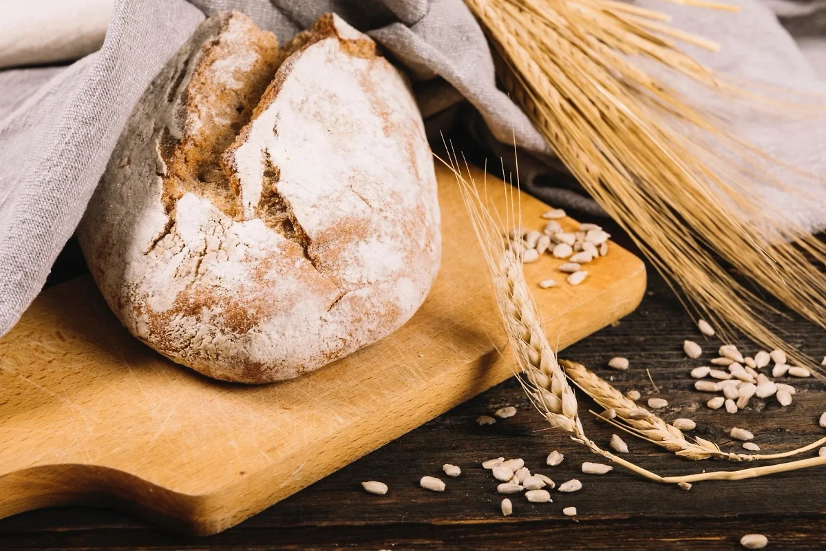 В народе хлеб считался даром Божьим и символом достатка; выбросить хлеб — накликать беду. Фото © Freepik 