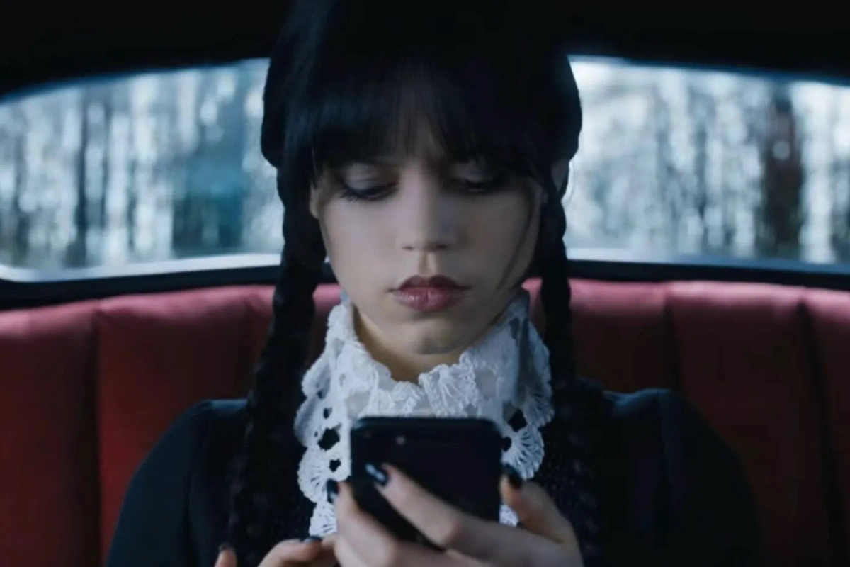 Фото © «Уэнздей», режиссёры Тим Бёртон, Джеймс Маршалл и др., сценаристы Альфред Гоф, Майлз Миллар и др. / Kinopoisk