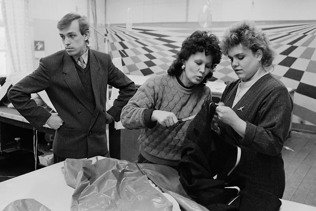 В СССР сохраняли вещи путём их перелицовки. Это был один из самых смекалистых вариантов ремонта. Фото © ТАСС / Сергей Калинин